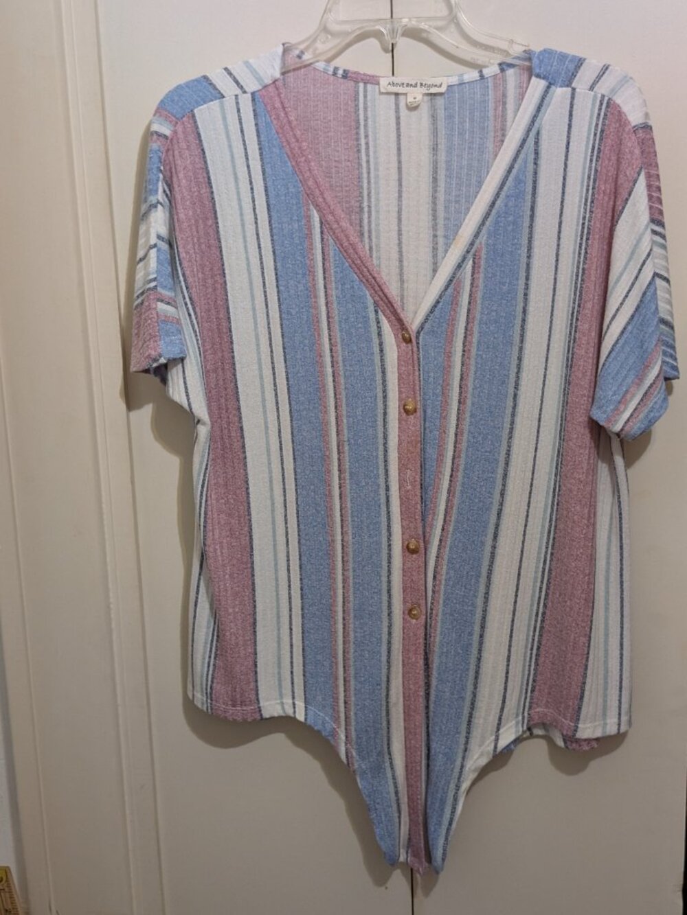 Above & Beyond BLOUSE -Multicolor Striped -Button down front -Tiefront -Size M